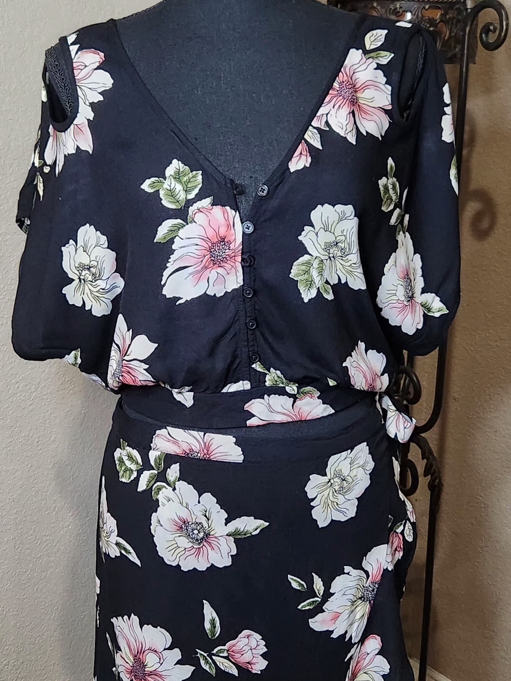 Band of Gypsies Hibiscus Black Floral 2 Piece Faux Wrap Skirt (L) w/crop Top (M)